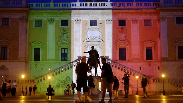 צבעי הלאום לזכר הקורבנות, אמש ברומא (צילום: EPA) (צילום: EPA)