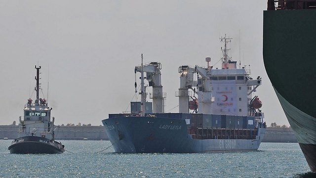 ספינת הסיוע הטורקית נכנסת לנמל אשדוד (צילום: אבי רוקח) (צילום: אבי רוקח)