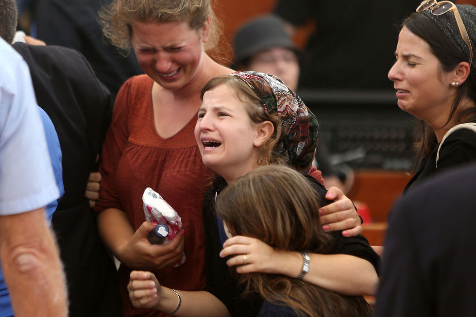 שירה ממררת בבכי (צילום: AFP) (צילום: AFP)