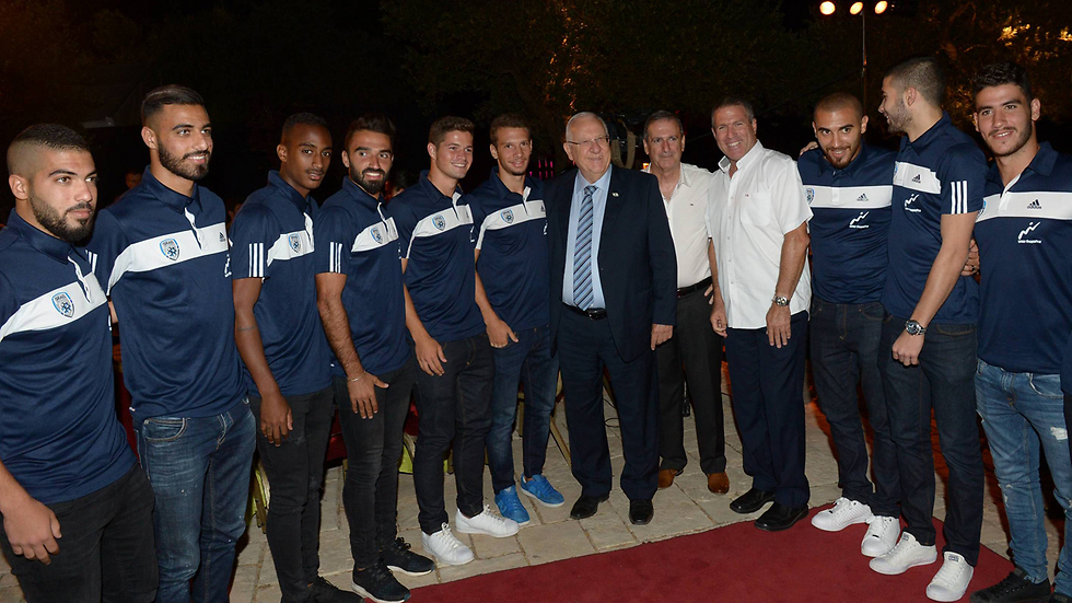 Rivlin with members of Israel national under-21 football team (Photo: Amos Ben-Gershom, GPO)