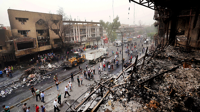זירת פיגוע של דאעש בבגדד (צילום: AP) (צילום: AP)