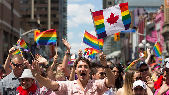 בעלת הברית מספר אחת. ראש ממשלת קנדה ג'סטין טרודו חוגג במצעד הגאווה (צילום: AP) (צילום: AP)