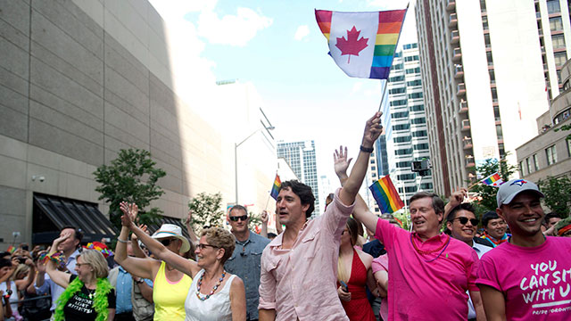 ראש ממשלת קנדה בראש הצועדים במצעד הגאווה (צילום: AP) (צילום: AP)