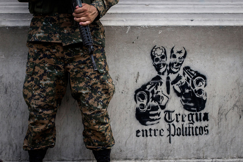 331 רציחות לעומת 677 אשתקד. חייל באל סלבדור (צילום: AP) (צילום: AP)