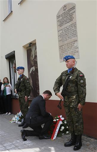 Andrzej Duda laying a wreath