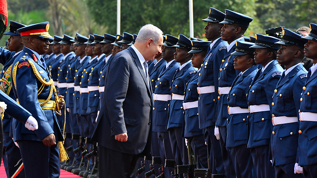 Netanyahu inspecting Kenyan troops (Photo: Kobi Gidon, GPO)