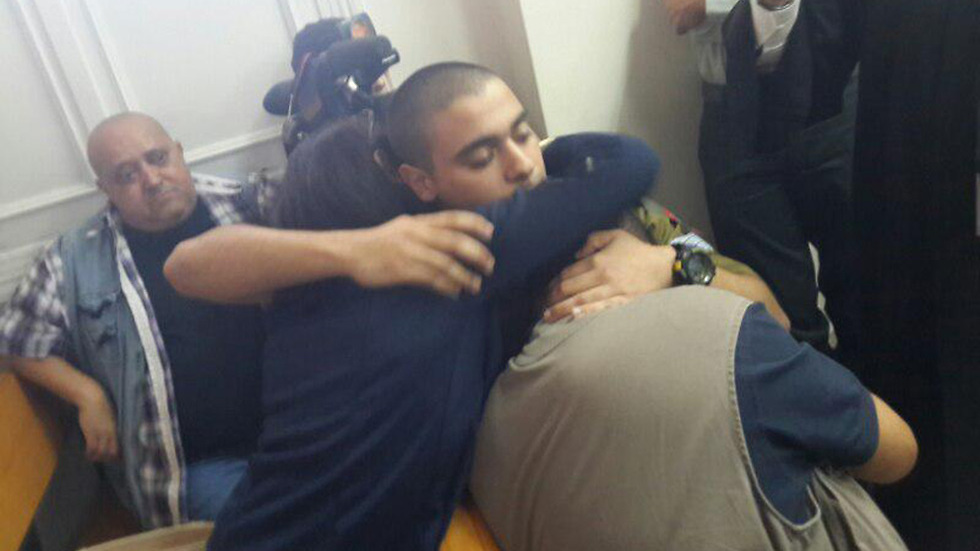 החייל היורה אלאור אזריה מתחבק עם אביו שפרץ בבכי (צילום: יואב זיתון) (צילום: יואב זיתון)