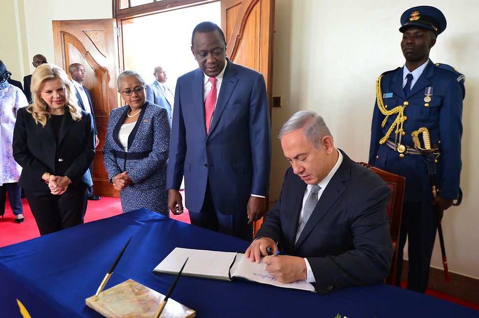 Netanyahu signs agreement in Kenya (Photo: Kobi Gidon/GPO)