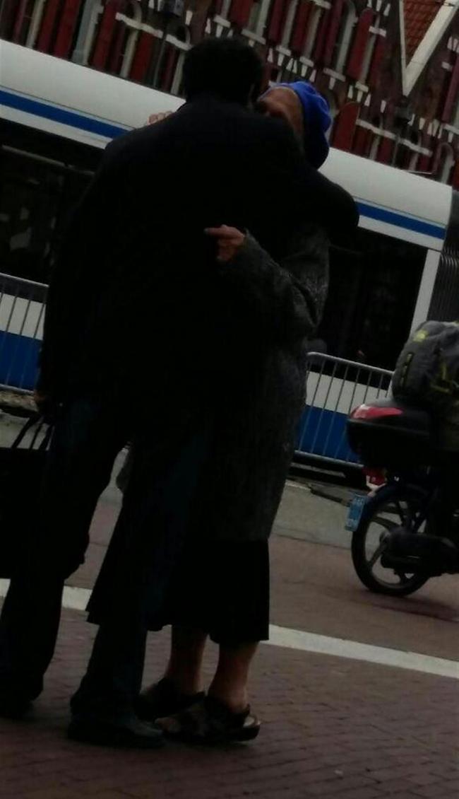 אוי רגע תסתיר אותי, זו השכנה המעצבנת מלמטה (צילום: נשמות טובות)