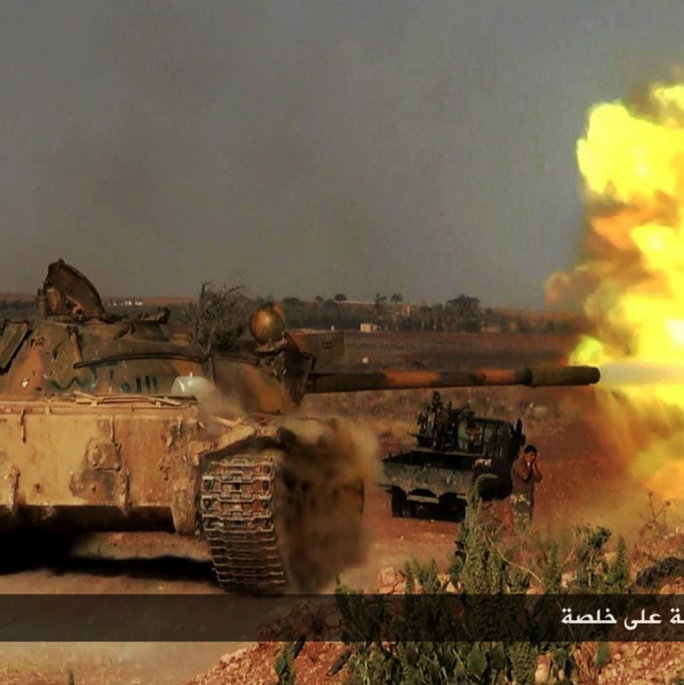 טנק של  ג'בהת א-נוסרה יורה לעבר כוחות  הנאמנים לאסד בדרום סוריה | צילום: אי-פי