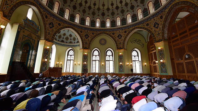 Worshippers at a mosque in Azerbaijan’s capital, Baku. A Shiite but secular country (Photo: AFP) 
