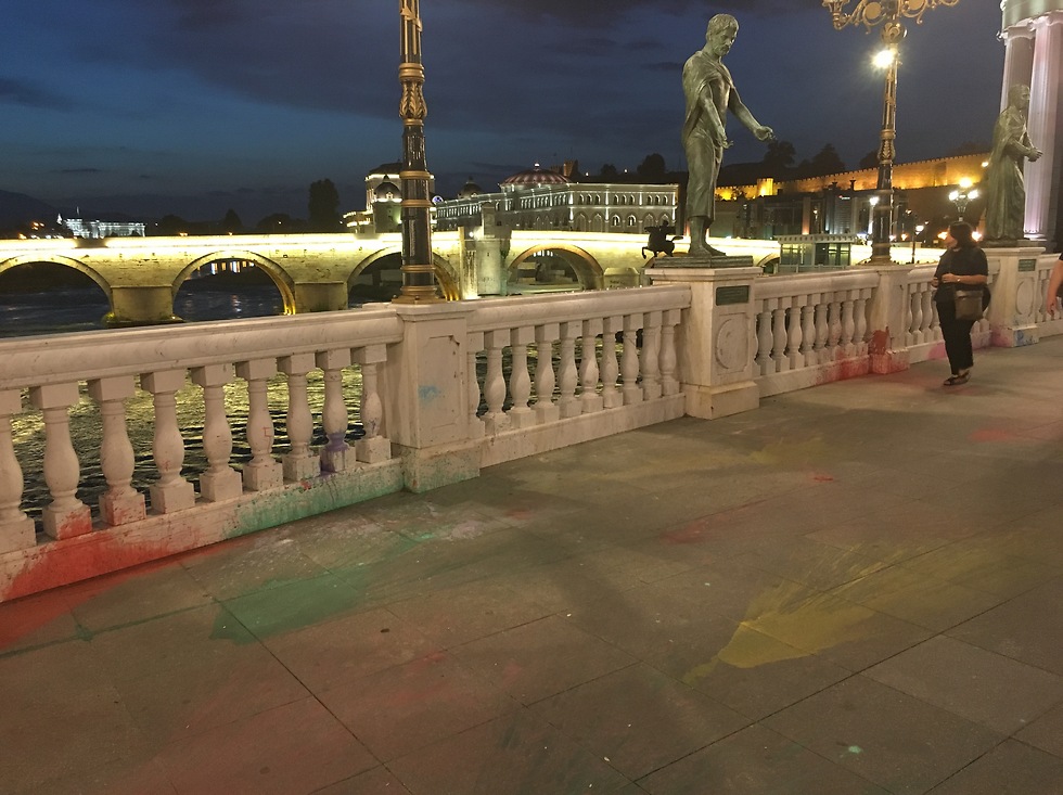 הכתמים מתכתבים עם שם הגשר. גשר האמנות בסקופיה (צילום: גלעד כרמלי) (צילום: גלעד כרמלי)