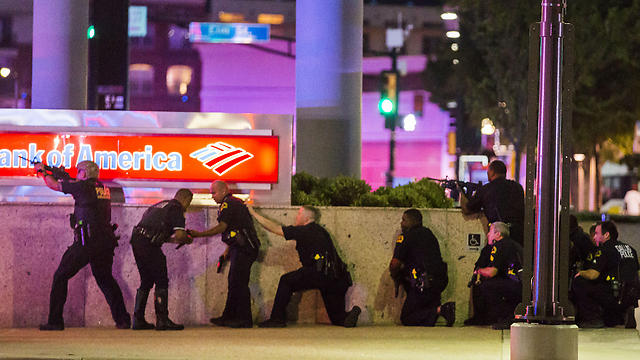שוטרים תופסים עמדות במהלך מסע הירי. גם ארגוני השחורים מגנים: זו לא דרכנו (צילום: AP) (צילום: AP)