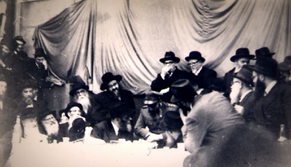 הרבי מלובביץ' והרב שלמה גורן באחת מפגישותיהם (צילם: חב"דפדיה, info chabad) (צילם: חב