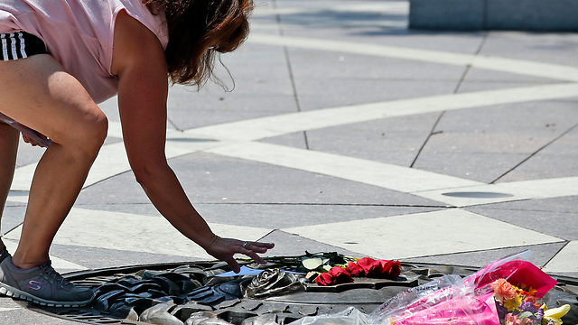 פרחים לזכר השוטרים שנרצחו בדאלאס (צילום: AP) (צילום: AP)
