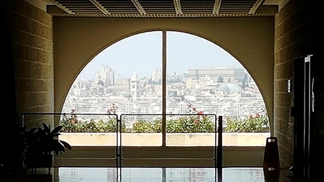 האוניברסיטה המורמונית. חלון לירושלים (צילום: רון פלד) (צילום: רון פלד)