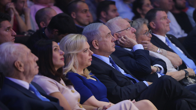 Shimon Peres, Miri Regev, Sara Netanyahu, Benjamin Netanyahu, Reuven Rivlin and others at the ceremony (Photo: Alex Kolomoisky)