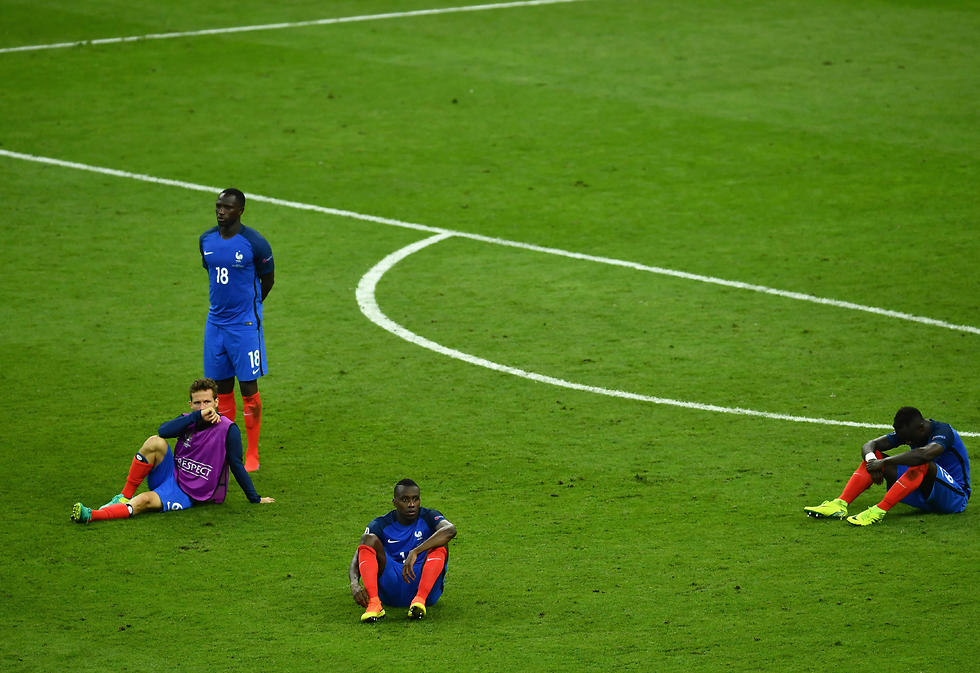 בהלם. שחקני צרפת אחרי המשחק (צילום: AP) (צילום: AP)