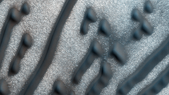 מסר מוצפן שהתגבש בתהליך טבעי. שדה הדיונות על מאדים (צילום: נאס"א) (צילום: נאס