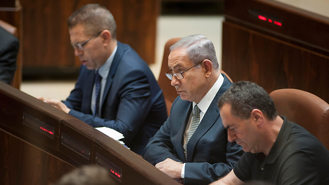 Prime Minister Netanyahu, center, flanked by Public Security Minister Erdan to his right and Transportation Minister Katz to his left (Photo:Yoav Dudkevitch)