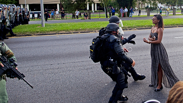 אוונס אל מול השוטרים (צילום: AP) (צילום: AP)