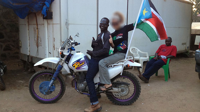 א' ואזרח מקומי בדרום סודן ()