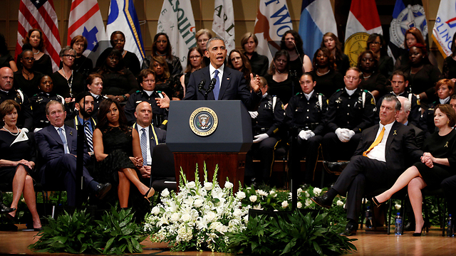 ברק אובמה בטקס הזיכרון בדאלאס (צילום: רויטרס) (צילום: רויטרס)