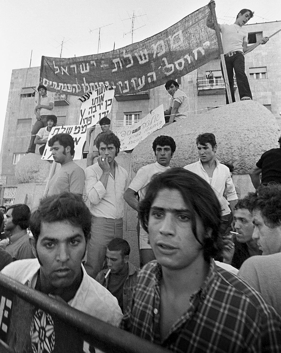 סעדיה מרציאנו (למטה מימין), מראשי הפנתרים השחורים. "כששמעתי ברדיו איך הוא עצר את התנועה בירושלים, התמלאתי התרגשות עצומה" | צילום: דוד רובינגר