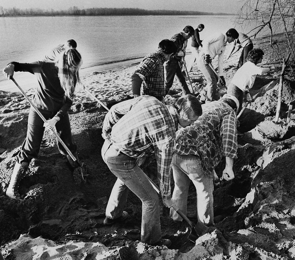 מאמצי החיפוש בנהר קולומביה ב-1980, לאחר שנמצאו באזור שטרות מתפוררים (צילום: AP) (צילום: AP)