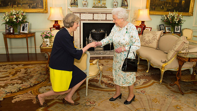 כורעת ברך בפני המלכה - ונכנסת לתפקיד. תרזה מיי (צילום: AP) (צילום: AP)