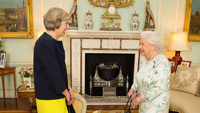 התייצבה לצד ישראל. מיי עם המלכה אליזבת (צילום: AP) (צילום: AP)
