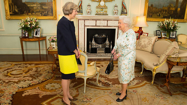 מיי עם המלכה אליזבת השנייה (צילום: AP) (צילום: AP)