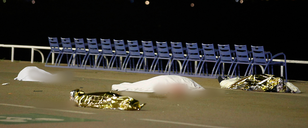 גופות הנרצחים על הטיילת בניס (צילום: רויטרס) (צילום: רויטרס)