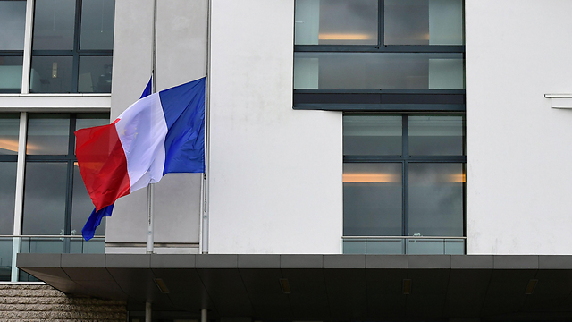 דגל צרפת מורד לחצי התורן (צילום: AFP) (צילום: AFP)