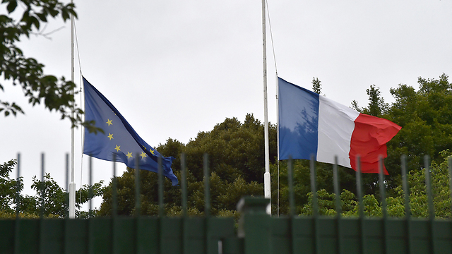 דגלי האיחוד האירופי וצרפת בחצי התורן, ביפן (צילום: AFP) (צילום: AFP)