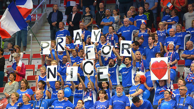 אוהדי נבחרת צרפת, במשחק גביע דיוויס בצ'כיה (צילום: AFP) (צילום: AFP)