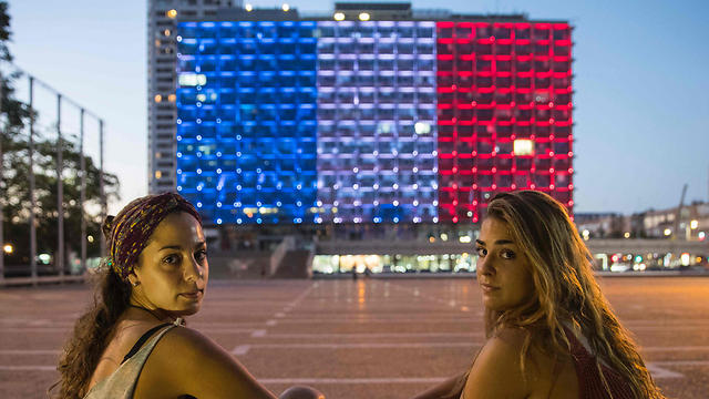 תיירות מצרפת בכיכר רבין צופות בדגל הטריקולור (צילום: AFP) (צילום: AFP)