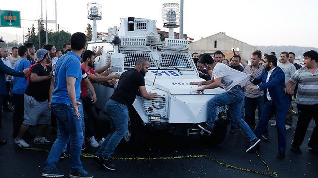 אזרחים מקיפים רכב משטרה ובו חיילים עצורים  (צילום: AP) (צילום: AP)