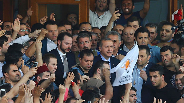 ארדואן בין תומכיו, הבוקר באיסטנבול (צילום: רויטרס) (צילום: רויטרס)