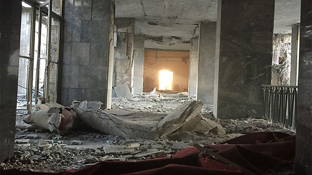 הרס בבניין הפרלמנט שהופצץ על-ידי החיילים המורדים הלילה ()