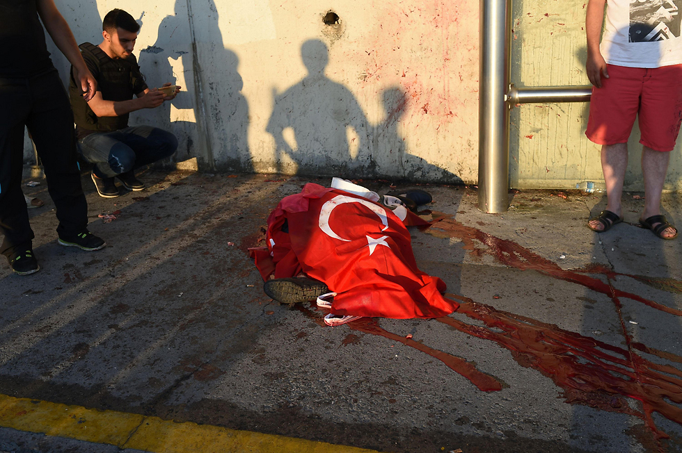 גופת חייל שנרצח לפי הדיווחים בלינץ' של תומכי ארדואן (צילום: AFP) (צילום: AFP)