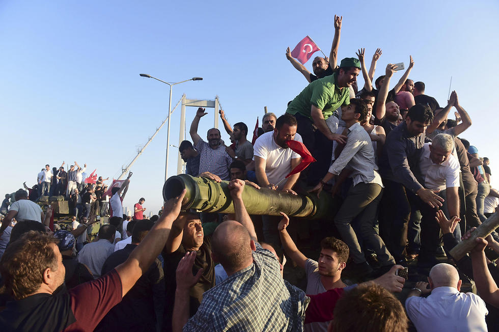 אזרחים חוגגים על טנק בגשר הבוספורוס באיסטנבול (צילום: רויטרס) (צילום: רויטרס)
