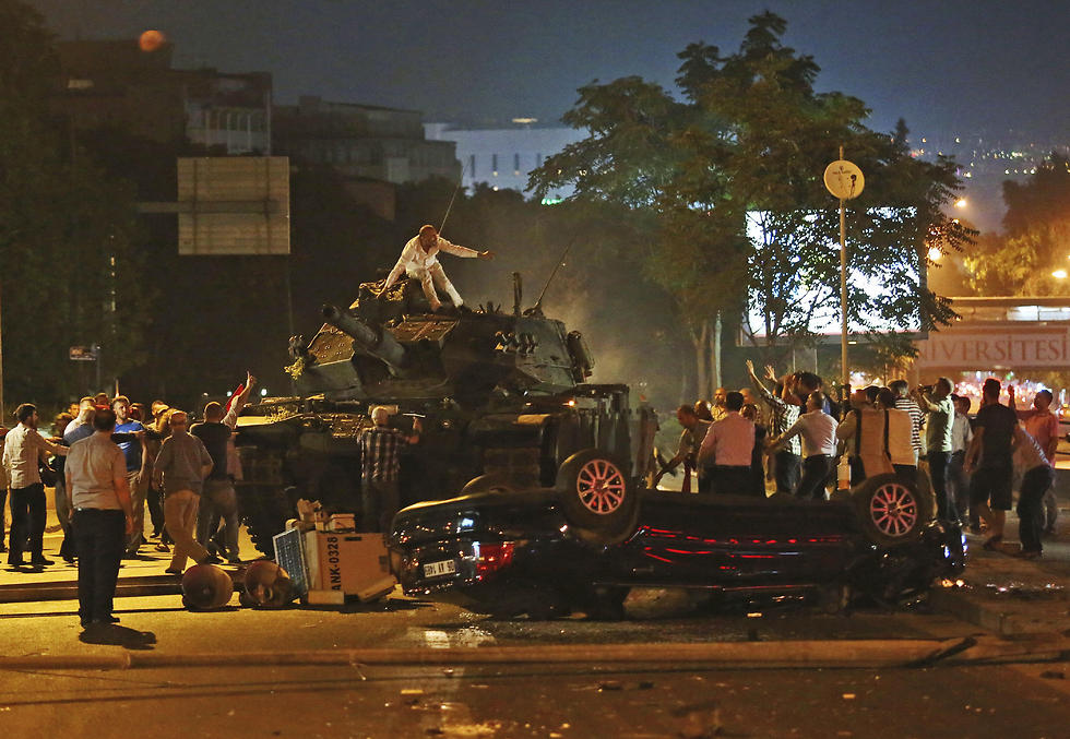 תומכי ארדואן משתלטים על טנק של הצבא, הלילה (צילום: AP) (צילום: AP)