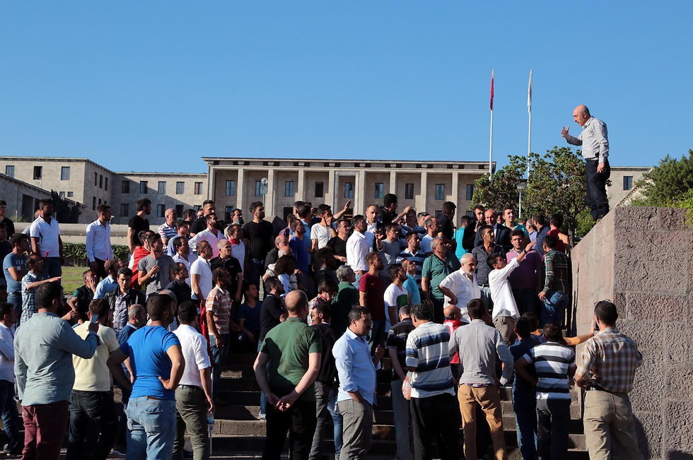 מתאספים מחוץ לבניין הפרלמנט (צילום: AP) (צילום: AP)