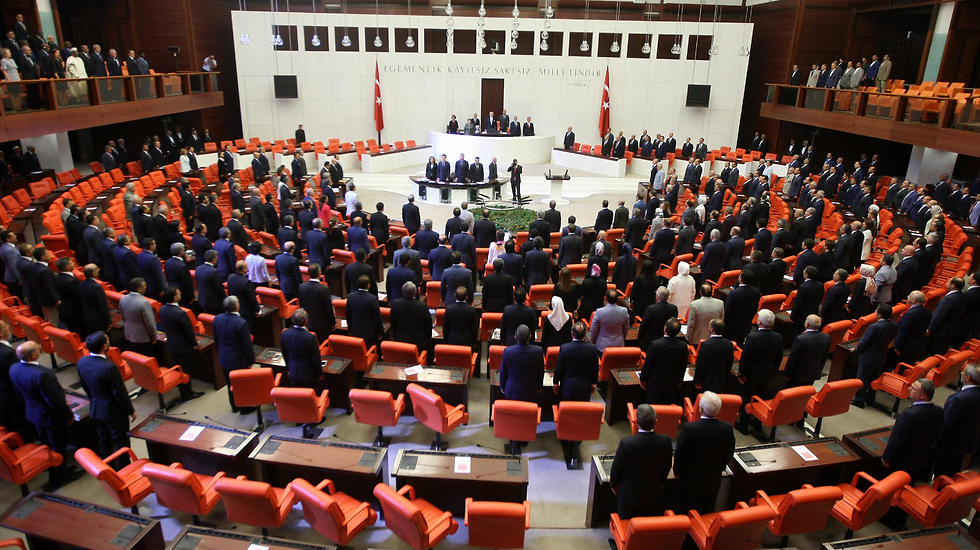 דיון החירום בפרלמנט הטורקי (צילום: EPA) (צילום: EPA)