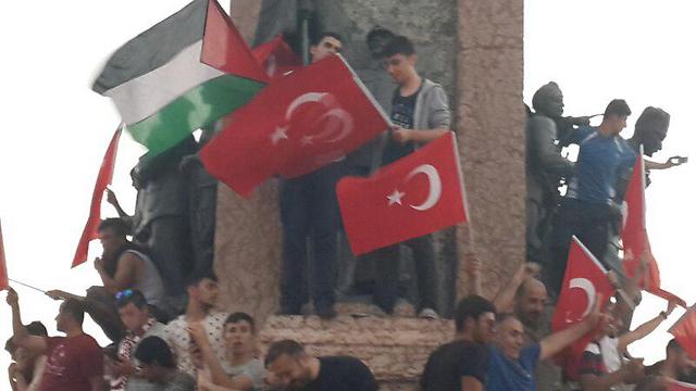 דגלי פלסטין גם נצפו בטקסים (צילום: יואב זייתון) (צילום: יואב זייתון)