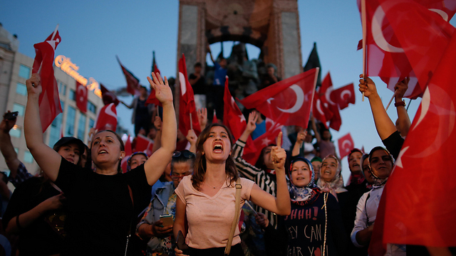 כיכר טקסים באיסטנבול. יש מפגינים, אין תיירים (צילום: AP) (צילום: AP)