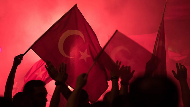 מפגן פטריוטיות בכיכר טקסים באיסטנבול. כל טורקיה דגלים (צילום: EPA) (צילום: EPA)