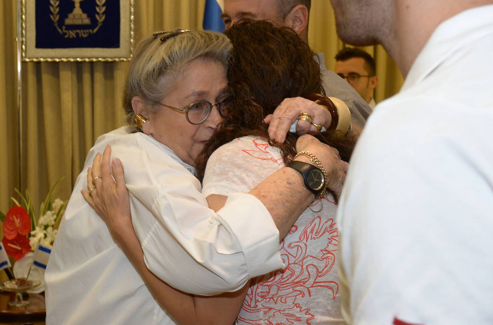 The first lady hugging Mika Banki (Photo: Amos Ben Gershom/GPO)