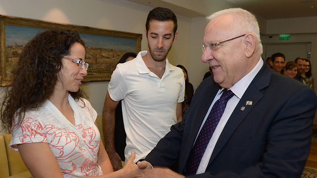 The president greeting Mika Banki (Photo: Amos Ben Gershom/GPO)